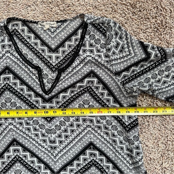 ABOUT A GIRL Black & White Chevron Graphic Asymmetrical Long Sleeve Blouse Sz L - Picture 10 of 13